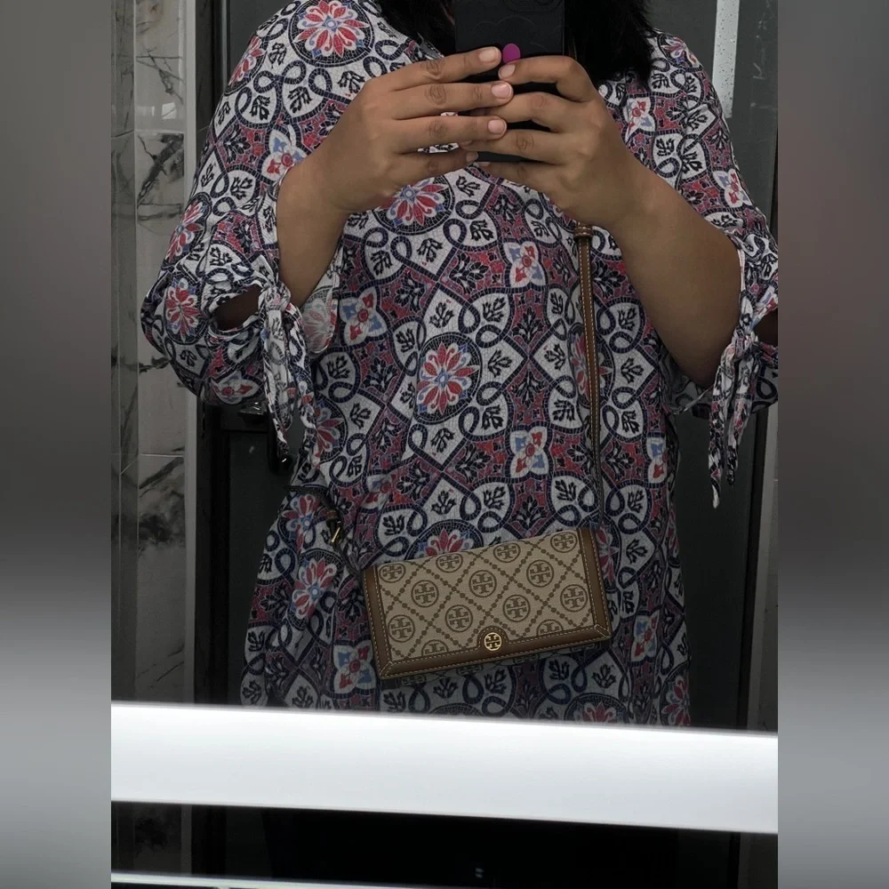 TORY BURCH • MONOGRAM CANVAS CLUTCH CROSSBODY BAG LEATHER LINING